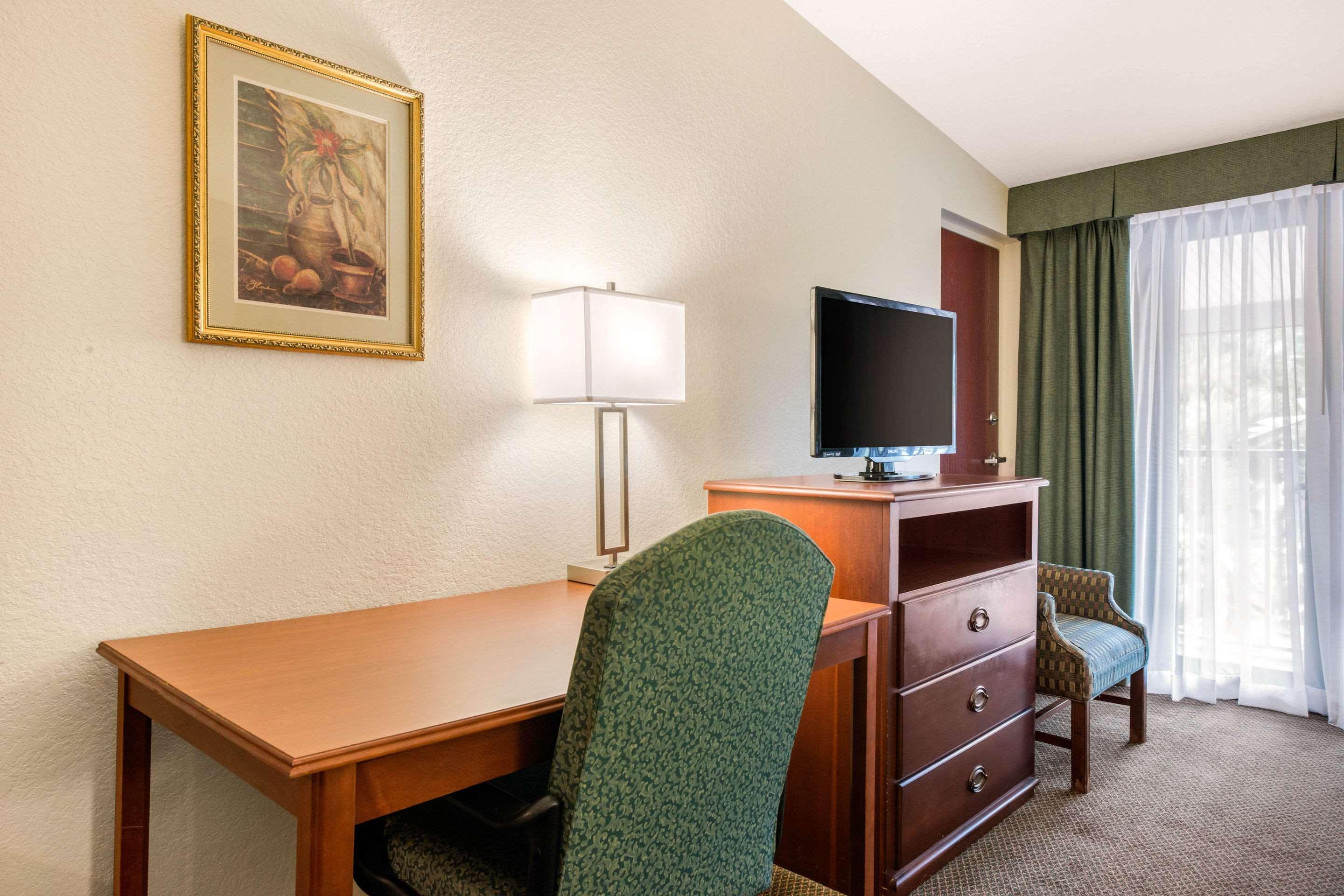 Quality Inn & Suites Tarpon Springs South Экстерьер фото