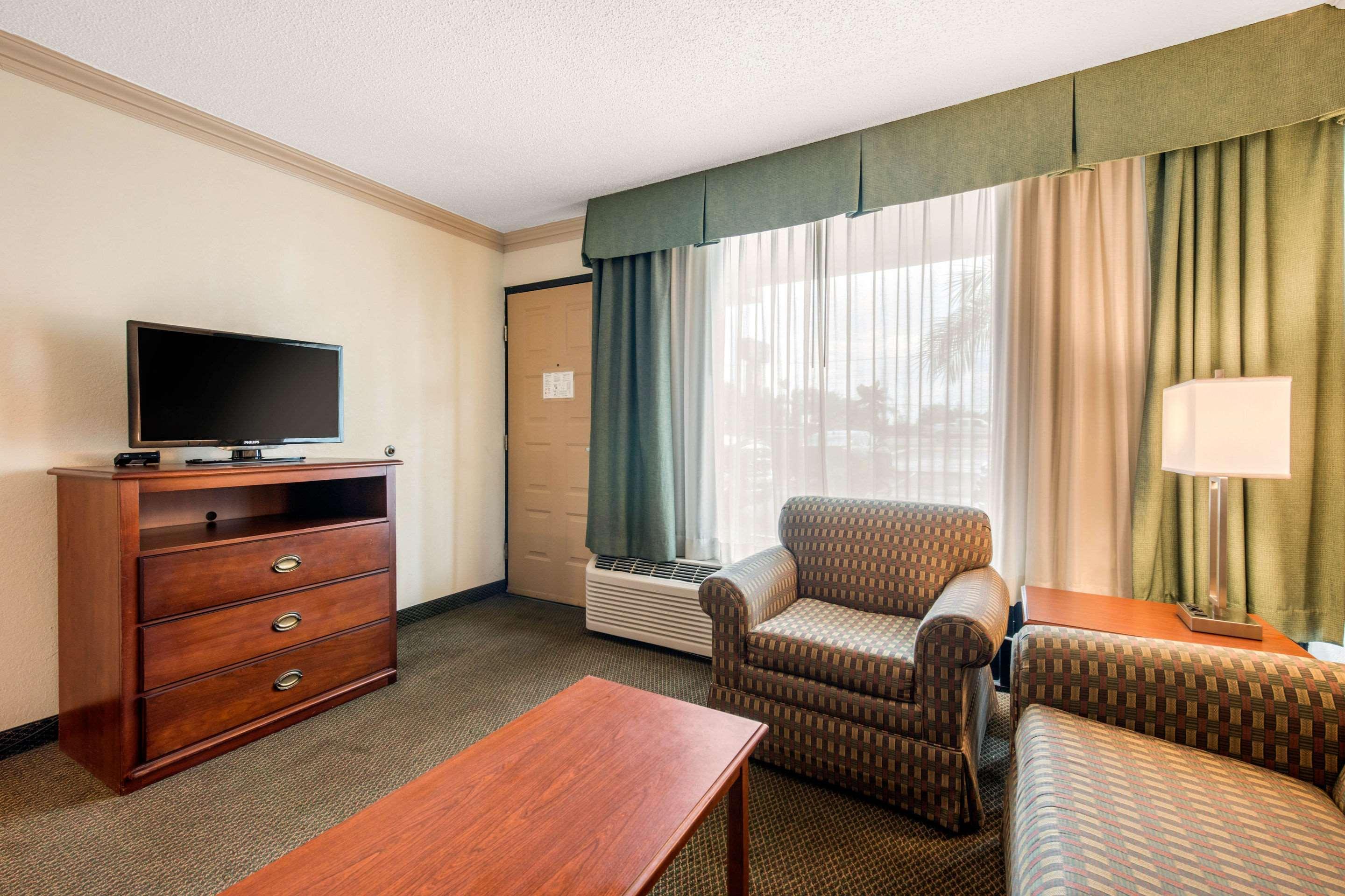 Quality Inn & Suites Tarpon Springs South Экстерьер фото