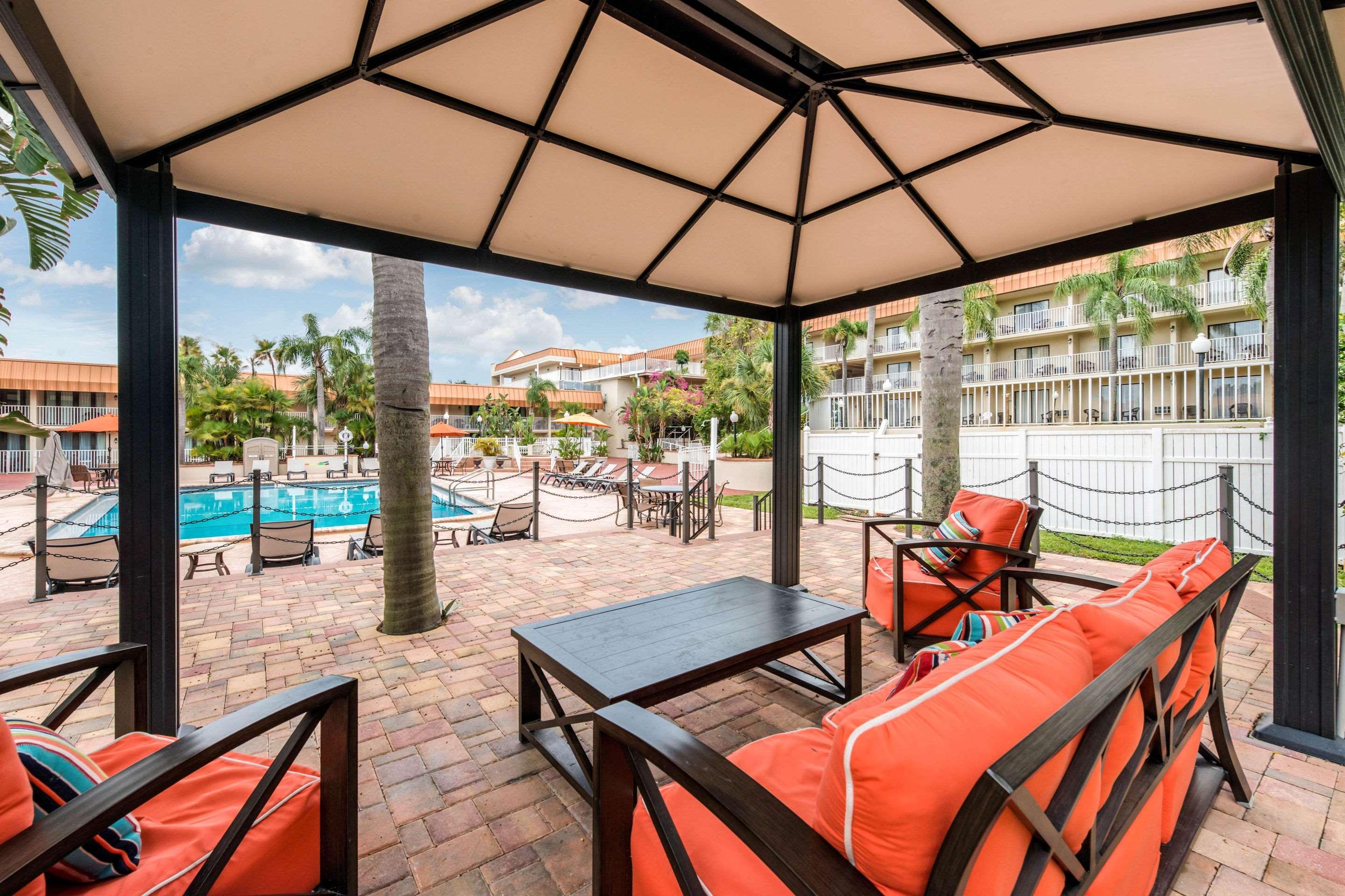 Quality Inn & Suites Tarpon Springs South Экстерьер фото